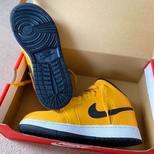Jordan 1s University gold black-Brand new